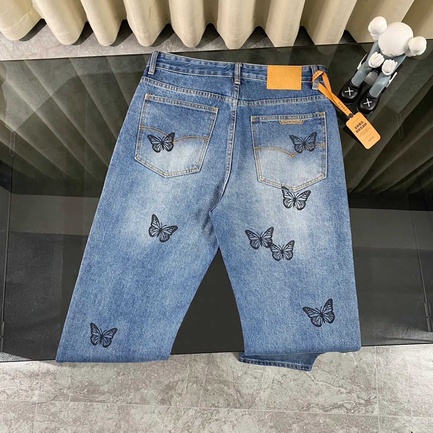 P230 Chrome Hearts 2025 new rare three-color butterfly print couple's washed loose jeans. High version, high version, top ceiling quality. Styles with different washed textures, very friendly to people with thin legs and thick legs. The straight version is very flattering to the leg shape. Moderate length that never goes out of style, easy to match with casual, basic styling for various styles, a must-have in the wardrobe! The fabric is stiff but also makes the upper body soft without losing texture. The washing process is even more perfect. It is a must-have item for everyone! ! ! Washed wheat, hang tag, pants label, three labels complete Color: blue Size: 28, 30, 32, 34